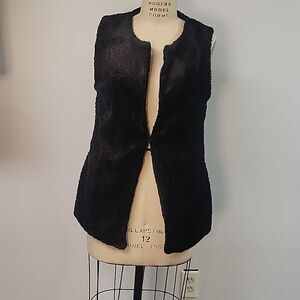 Lysse Faux Fur vest with hook closure. Size S/M